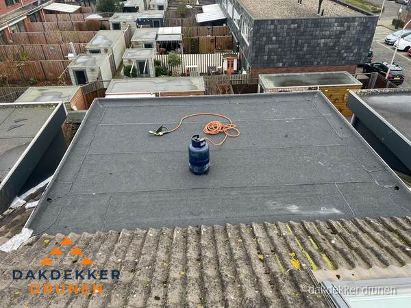 Plat dak met bitumen dakbedekking en brander in Drunen Plat dak met bitumen dakbedekking en brander in Drunen