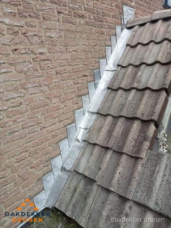 Loodslabben langs dakaansluiting bij bakstenen muur in Drunen Loodslabben langs dakaansluiting bij bakstenen muur in Drunen