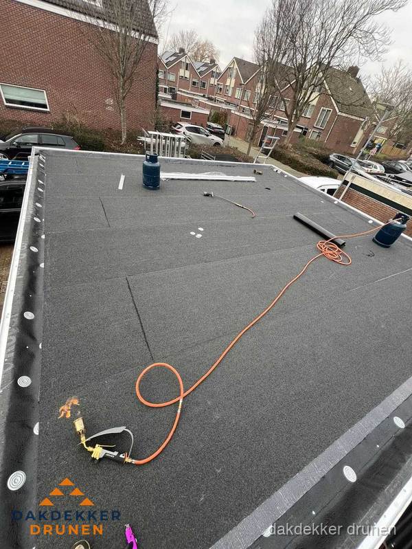 Afgewerkte dakrenovatie met bitumen op plat dak in Drunen Afgewerkte dakrenovatie met bitumen op plat dak in Drunen