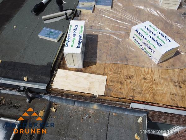 Plat dak isolatie met Kingspan isolatieplaten tijdens renovatie in Drunen Plat dak isolatie met Kingspan isolatieplaten tijdens renovatie in Drunen