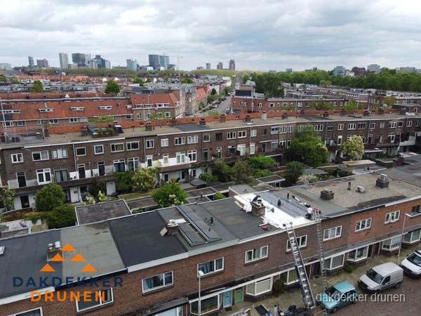 Spoed dakdekker aan het werk op plat dak in woonwijk Drunen Spoed dakdekker aan het werk op plat dak in woonwijk Drunen
