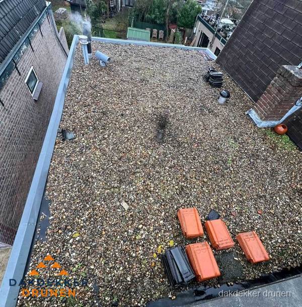 Plat dak met grindballast en dakdoorvoeren in Drunen