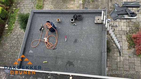 Plat dak met nieuwe bitumen bedekking in Drunen