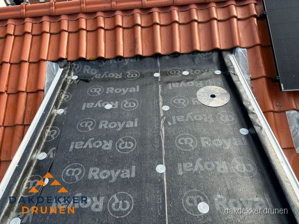 Nieuw dak met dakpannen en Royal onderlaag bij woning in Drunen