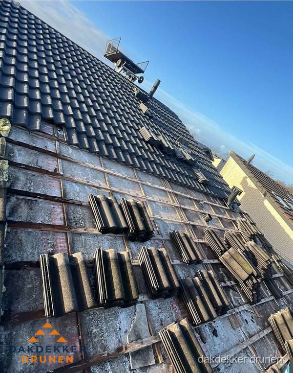 Schuin dak renovatie met nieuwe dakpannen in Drunen