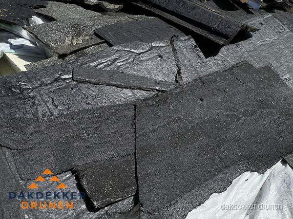 Verwijderd oud bitumen dakleer klaar voor vervanging in Drunen