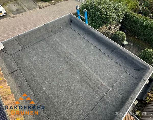 Gerenoveerd plat dak met nieuwe bitumen dakbedekking in Drunen Gerenoveerd plat dak met nieuwe bitumen dakbedekking in Drunen