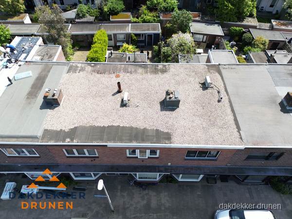 Plat dak met grindballast en dakdoorvoeren in Drunen