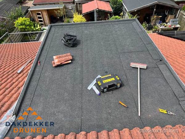 Nieuw plat dak met bitumen dakbedekking in Drunen Nieuw plat dak met bitumen dakbedekking in Drunen
