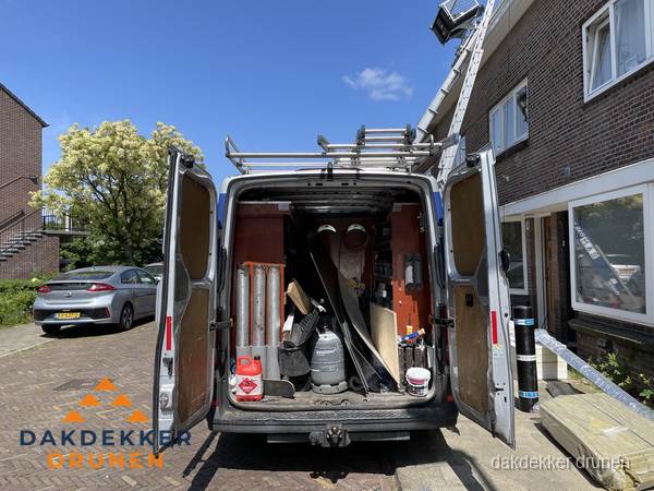 Spoed dakdekker bus met gereedschap en ladder bij woning in Drunen Spoed dakdekker bus met gereedschap en ladder bij woning in Drunen