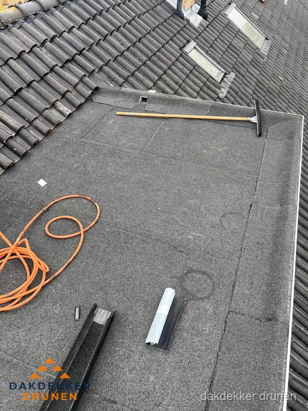 Plat dak reparatie met gereedschap en loodstroken in Drunen Plat dak reparatie met gereedschap en loodstroken in Drunen