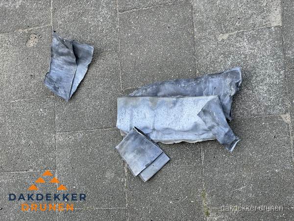 Oude verwijderde loodslabben na vervanging in Drunen Oude verwijderde loodslabben na vervanging in Drunen