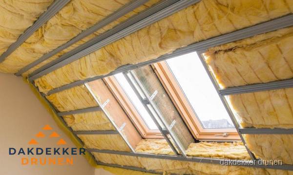 Schuin dak isoleren met glaswol bij dakraam in Drunen Schuin dak isoleren met glaswol bij dakraam in Drunen