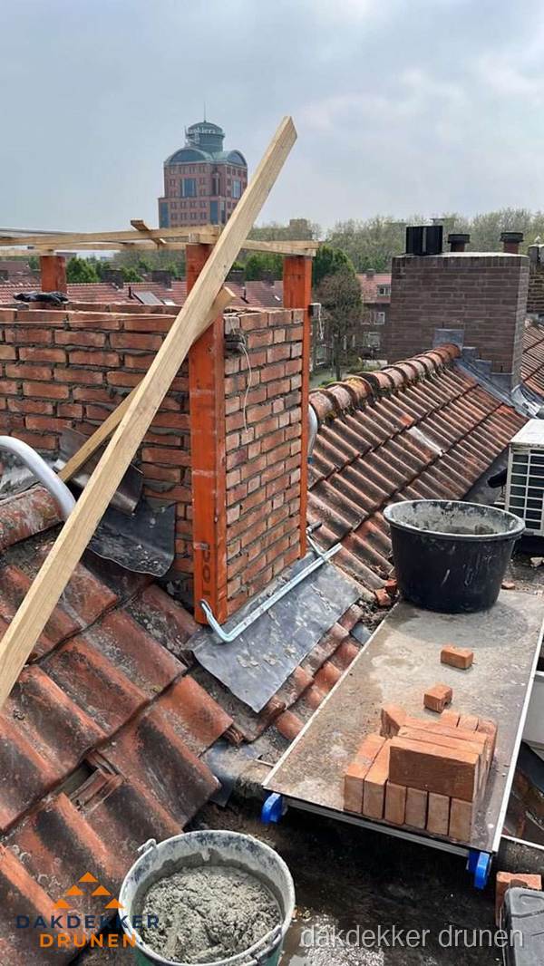 Schoorsteen renovatie met metselwerk op schuin dak in Drunen Schoorsteen renovatie met metselwerk op schuin dak in Drunen