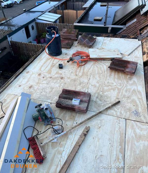 Dakreparatie werkzaamheden op plat dak met gereedschap in Drunen Dakreparatie werkzaamheden op plat dak met gereedschap in Drunen