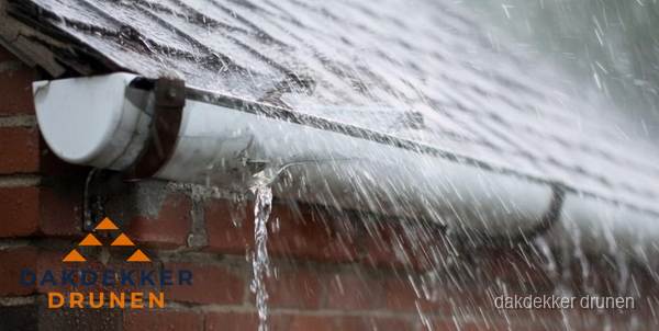 Lekkende dakgoot tijdens regenval in Drunen Lekkende dakgoot tijdens regenval in Drunen
