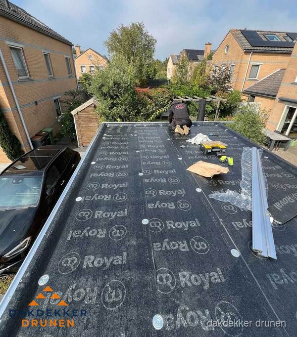 Dakdekker aan het werk op plat dak renovatie in Drunen Dakdekker aan het werk op plat dak renovatie in Drunen