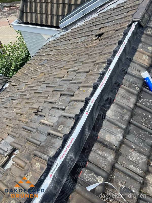 Nokvorst renovatie met Koramic nokrol op schuin pannendak in Drunen Nokvorst renovatie met Koramic nokrol op schuin pannendak in Drunen