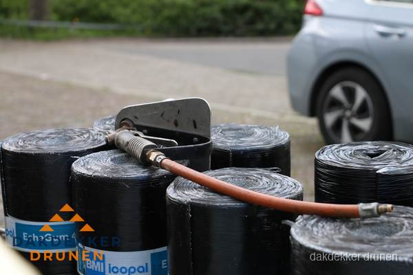 Rollen bitumen dakbedekking EshaGum klaar voor installatie in Drunen