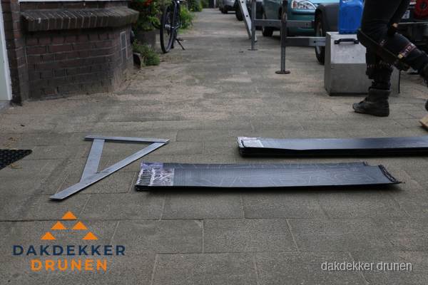 Dakbedekkingsmateriaal en zinkwerk klaargelegd voor reparatie in Drunen