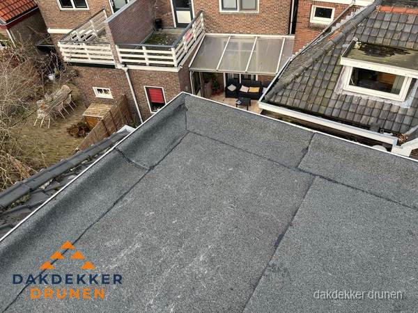 Overzicht plat dak met dakgoot in woonwijk Drunen