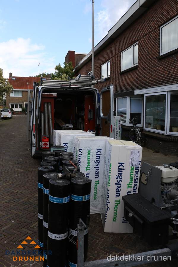 Levering van Kingspan isolatieplaten en bitumenrollen voor dakproject in Drunen