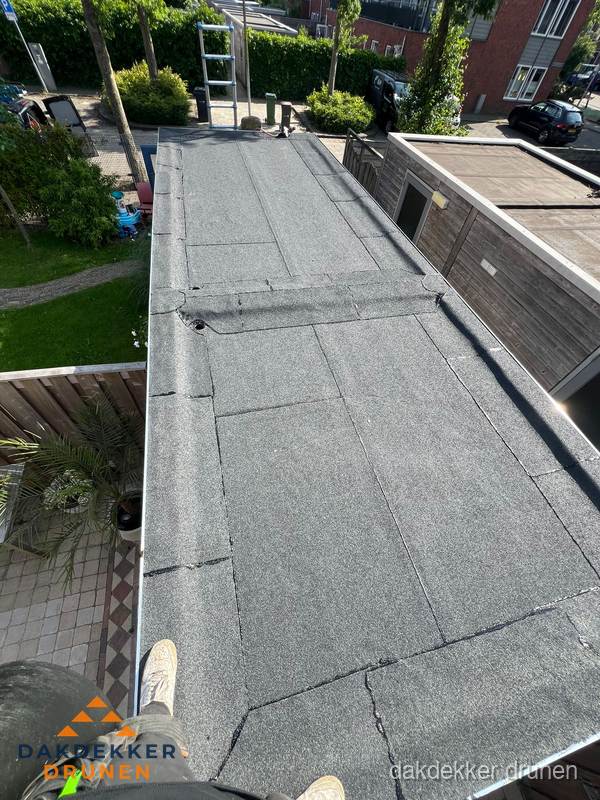 Bitumen plat dak rijtjeswoning vanuit dakdekker perspectief in Drunen