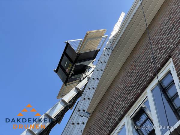 Dakgoot vervangen met dakdekkerslift in Drunen Dakgoot vervangen met dakdekkerslift in Drunen