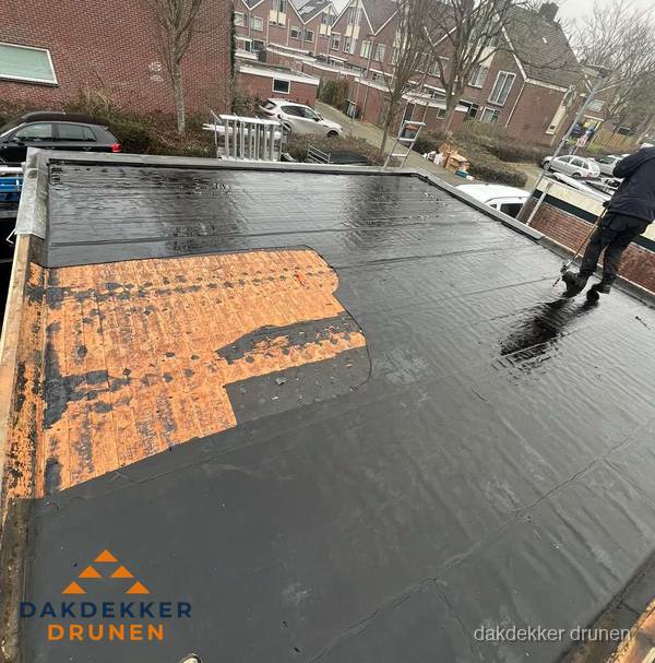 Dakdekker brengt EPDM dakbedekking aan op plat dak in Drunen Dakdekker brengt EPDM dakbedekking aan op plat dak in Drunen