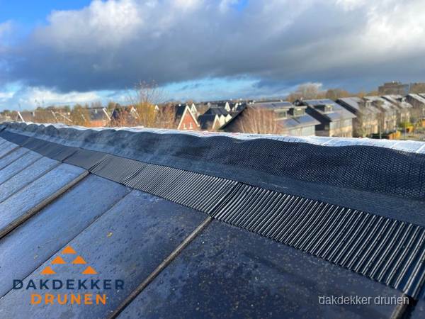 Dakisolatie bij de nok met ventilatieprofiel op schuin dak in Drunen