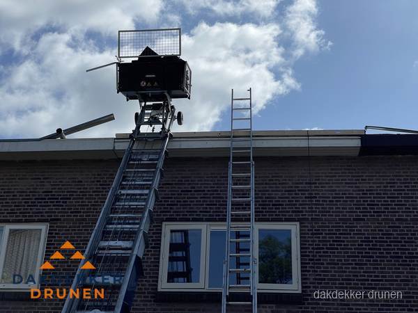 Ladderlift en ladder bij woning voor dakinspectie in Drunen