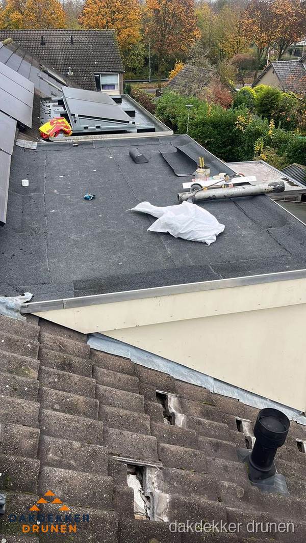 Beschadigde dakbedekking op plat dak voor reparatie in Drunen