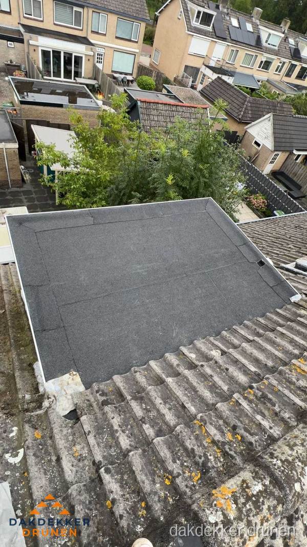 Plat dak aanbouw met bitumen dakbedekking in woonwijk Drunen