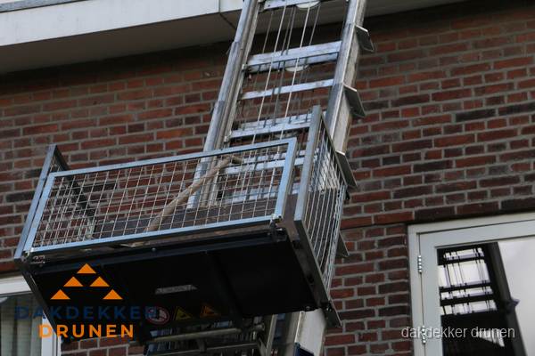 Ladderlift met dakpannen voor dakpan reparatie in Drunen Ladderlift met dakpannen voor dakpan reparatie in Drunen