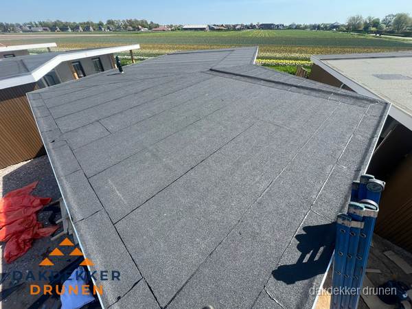 Nieuw bitumen plat dak met uitzicht over landschap in Drunen Nieuw bitumen plat dak met uitzicht over landschap in Drunen