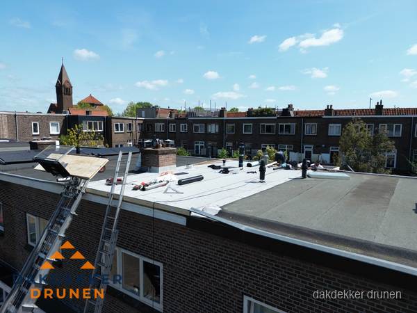 Dakdekkers aan het werk op plat dak in Drunen Dakdekkers aan het werk op plat dak in Drunen