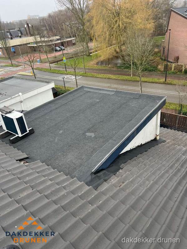 Plat dak met bitumen isolatie en dakbedekking in Drunen