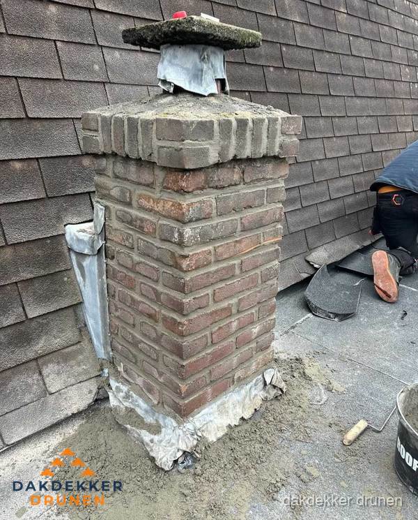 Schoorsteen reparatie met lood en voegwerk op leien dak in Drunen Schoorsteen reparatie met lood en voegwerk op leien dak in Drunen