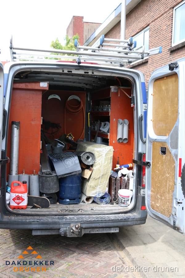 Bedrijfsbus van dakdekker met gereedschap en materialen in Drunen Bedrijfsbus van dakdekker met gereedschap en materialen in Drunen