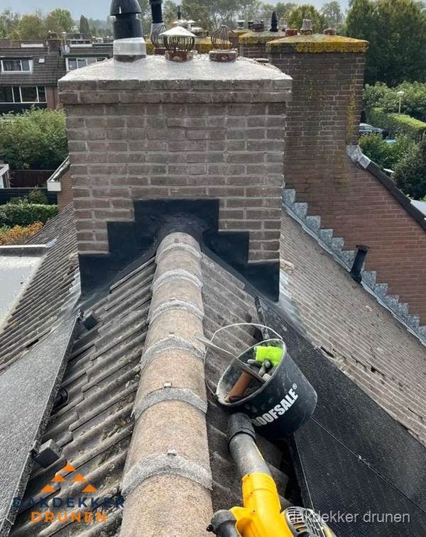 Schoorsteen met loodaansluiting en nokvorst op pannendak in Drunen Schoorsteen met loodaansluiting en nokvorst op pannendak in Drunen