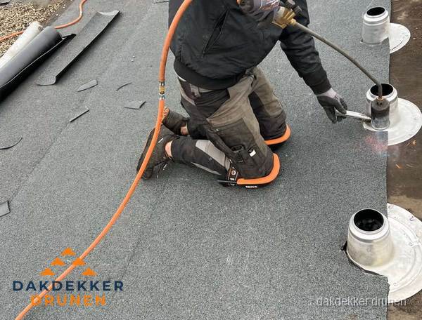 Dakdekker repareert bitumen dakleer bij dakdoorvoer in Drunen Dakdekker repareert bitumen dakleer bij dakdoorvoer in Drunen