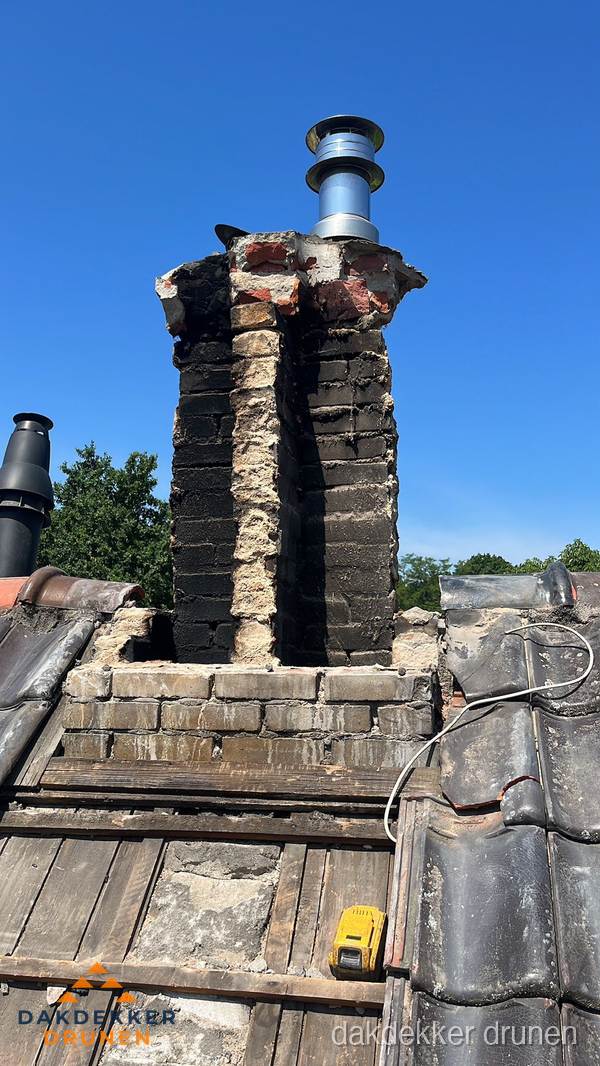 Beschadigde schoorsteen met nieuwe rookgasafvoer op oud dak in Drunen Beschadigde schoorsteen met nieuwe rookgasafvoer op oud dak in Drunen