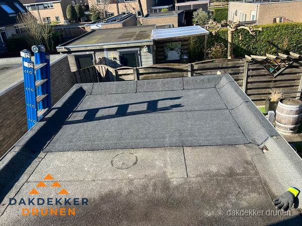 Dakdekker bij bitumen plat dak renovatie in Drunen Dakdekker bij bitumen plat dak renovatie in Drunen