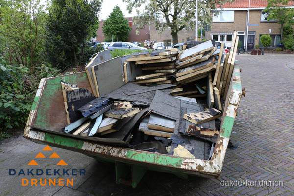 Puincontainer met oud dakmateriaal na dakrenovatie in Drunen Puincontainer met oud dakmateriaal na dakrenovatie in Drunen