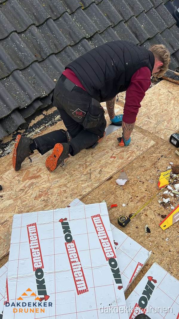 Dakdekker plaatst PIR-isolatieplaten op plat dak in Drunen Dakdekker plaatst PIR-isolatieplaten op plat dak in Drunen