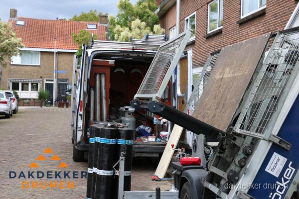 Dakdekkersbusje met materiaal en ladderlift voor dakpannen vervangen in Drunen