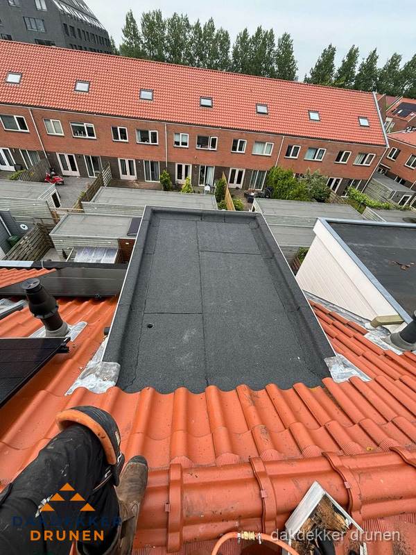 Bitumen dak reparatie op plat dak tussen dakpannen in Drunen Bitumen dak reparatie op plat dak tussen dakpannen in Drunen