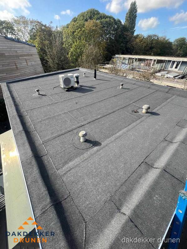 Kosten dakdekker: afgewerkt plat bedrijfsdak met bitumen in Drunen Kosten dakdekker: afgewerkt plat bedrijfsdak met bitumen in Drunen