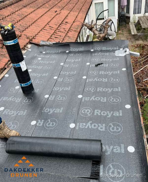 Bitumen dakbedekking leggen op plat dak aanbouw in Drunen Bitumen dakbedekking leggen op plat dak aanbouw in Drunen