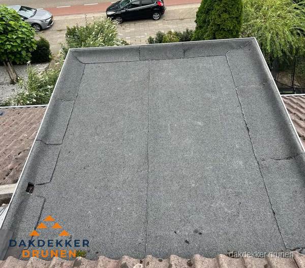 Nieuw aangebrachte bitumen dakbedekking op plat dak in Drunen Nieuw aangebrachte bitumen dakbedekking op plat dak in Drunen